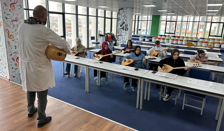 Çayırovalılar bu kurslarda bağlama çalmayı öğreniyorlar