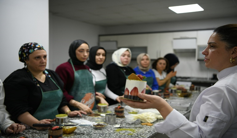 Çayırovalılara pasta yapmayı öğretiyorlar!