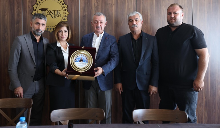 Cemevlerinden Başkan Büyükakın’a teşekkür plaketi