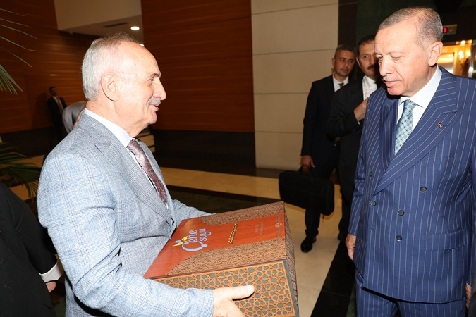 Çenesuyu’nun cam şişe ürününü Erdoğan’a takdim etti
