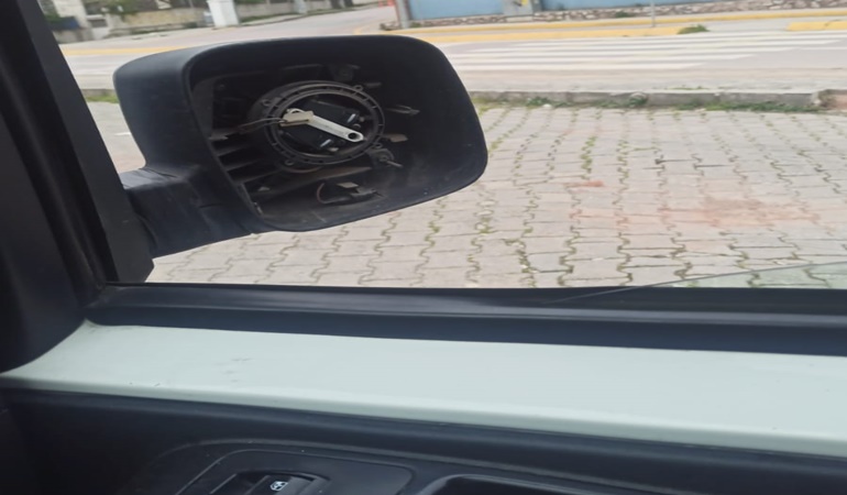 CHP adayının seçim aracına taşlı saldırı!