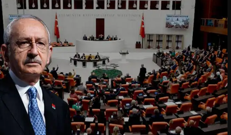 CHP, AKP'nin eline tarihi fırsat verdi