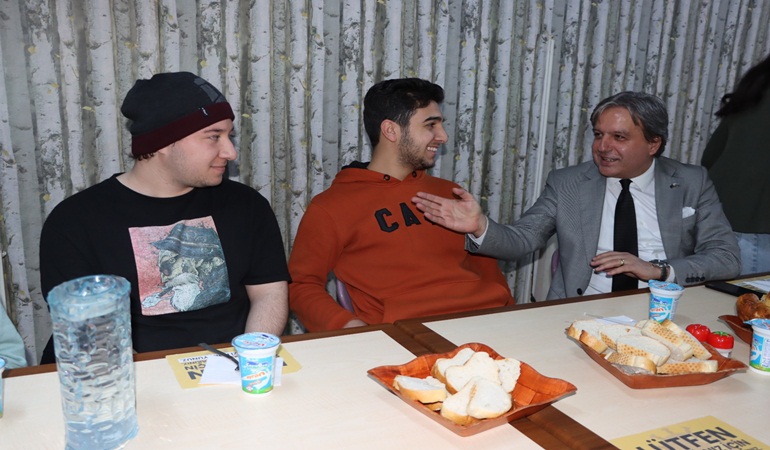 CHP Kocaeli üniversitelilere askıda genç bilet kampanyasını anlattı