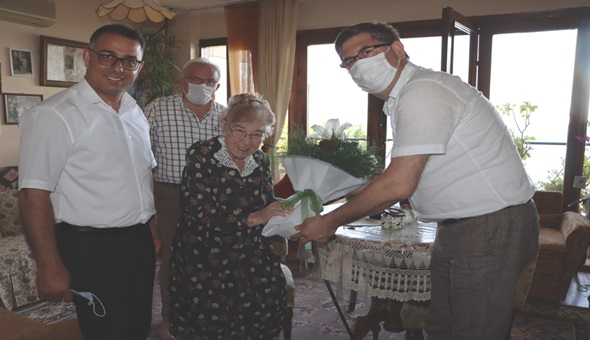CHP’li başkanlar 101 yaşındaki profesörü ziyaret etti