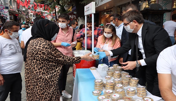 CHP’li gençlerden salgın tedbirleri ile aşure dağıtımı