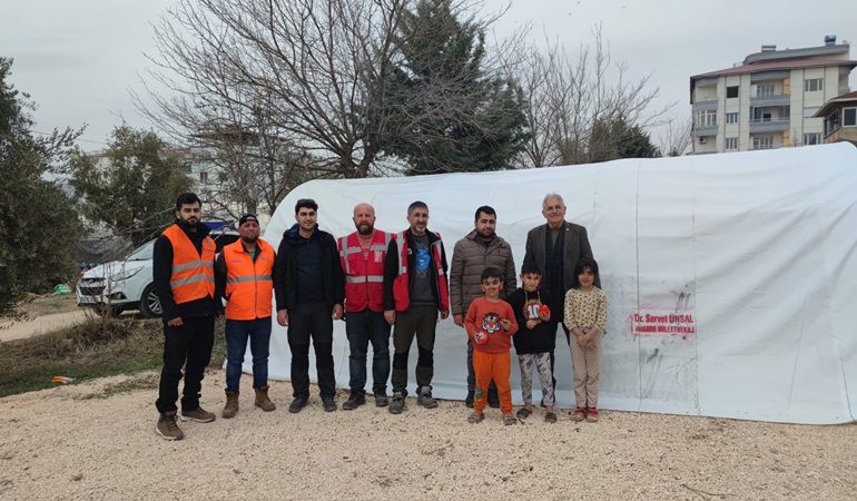 CHP'li Servet Ünsal İzmit Belediyesinin afet bölgesindeki aşevini ziyaret etti