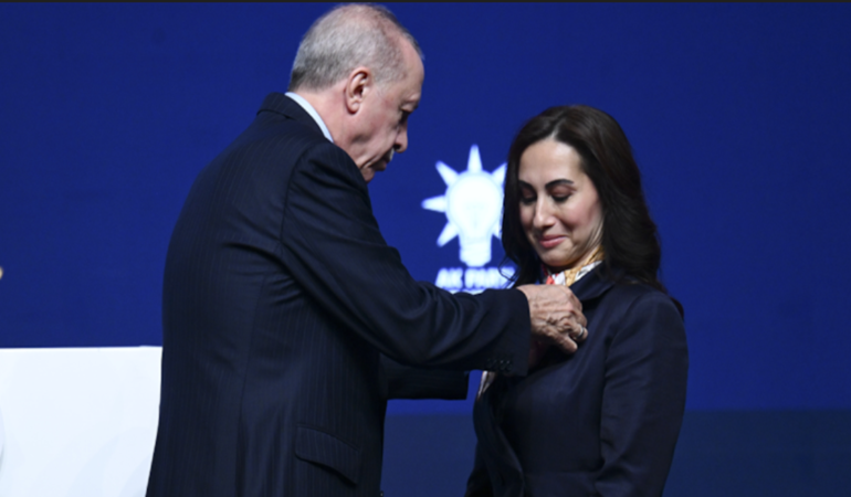 CHP'liler AKP'ye katılmak için kuyruğa mı girdi dedirten haber!