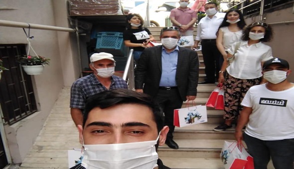 CHP'liler Derince'de maske dağıttı
