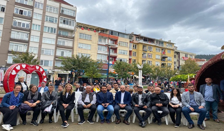 CHP’liler İzmit’te de oturma eylemiyle anayasa ihlaline dikkat çekti