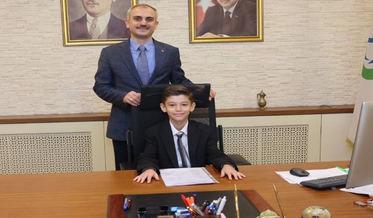 Çiftçi, koltuğunu minik başkana devretti