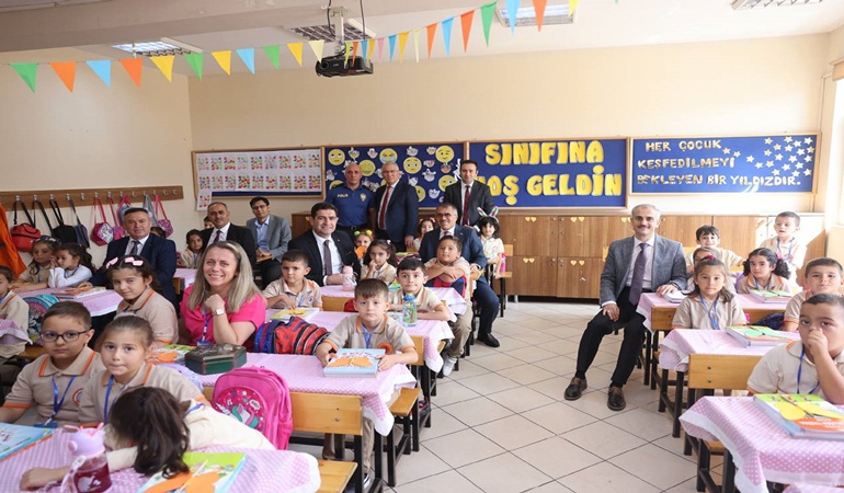 Çiftçi, miniklerin okul heyecanına ortak oldu