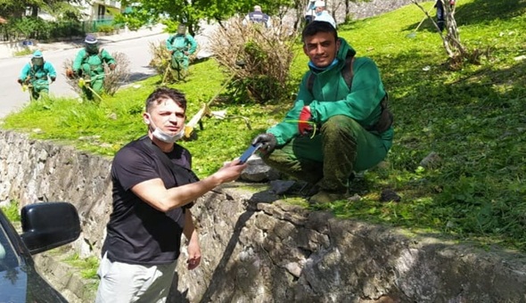 Çimleri biçerken bulduğu telefonu sahibine teslim etti