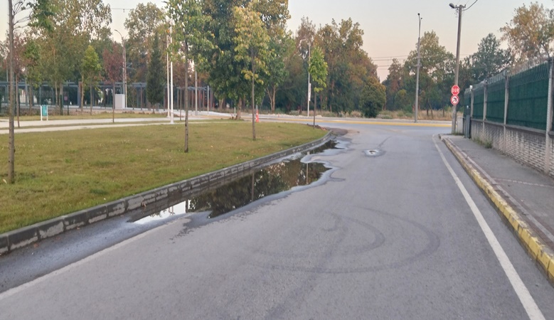 Çimleri sulayalım derken yolu suluyorlar!