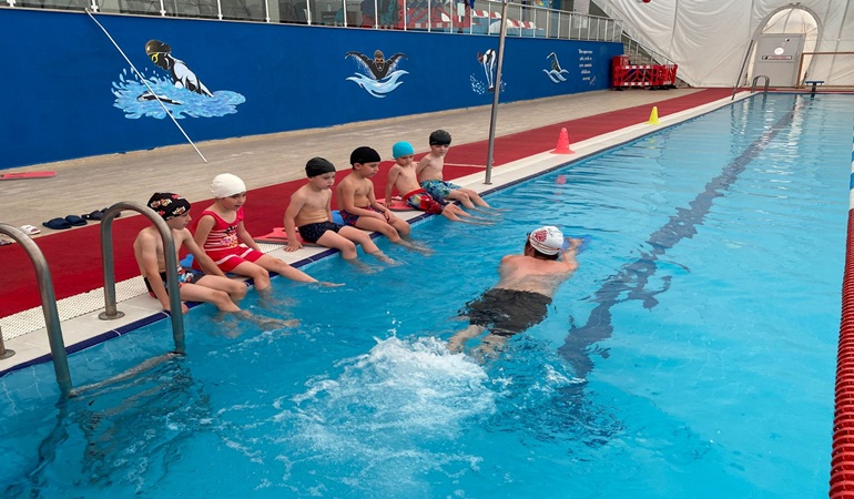Çınar Çocuk Evi öğrencileri yüzme dersinde