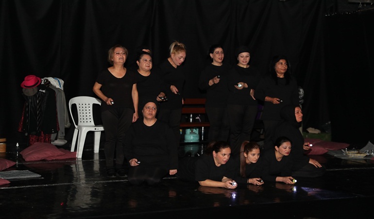 Çınar Kadın Tiyatrosu farklı oyunuyla izleyenleri büyüledi