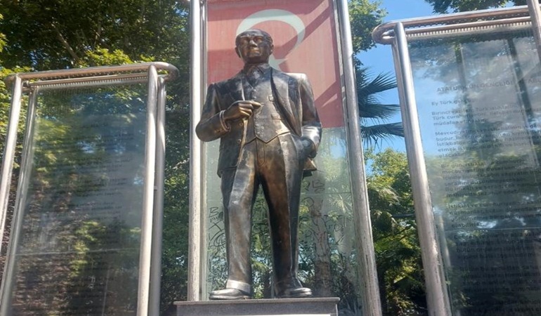 Çınarlık Meydanındaki Atatürk heykeli bakıma alınacak