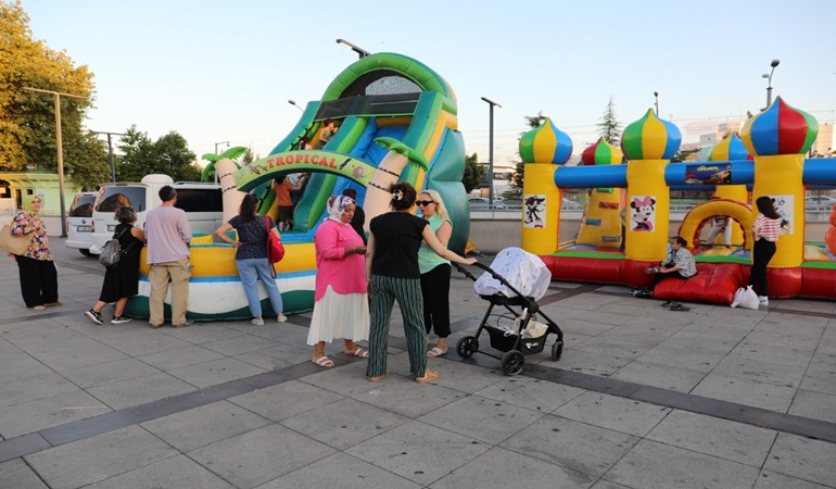 Çocuk etkinlikleri kent meydanında tüm hızıyla sürüyor!