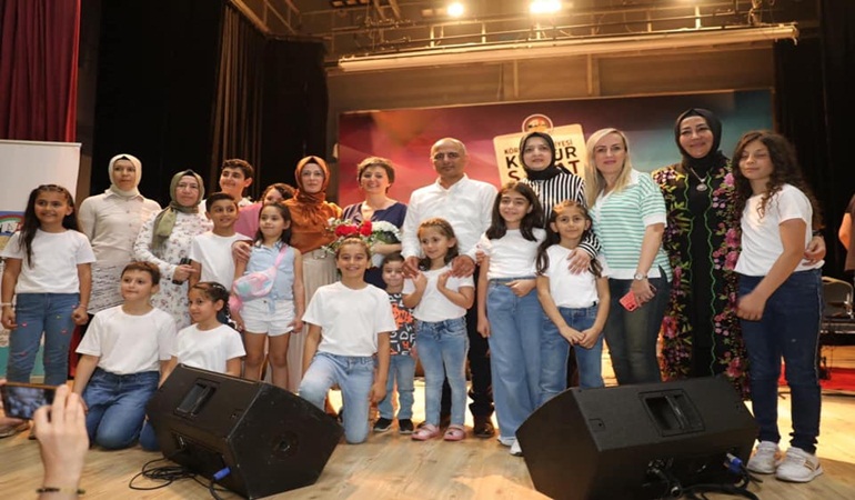 Çocuk korosu şarkılarıyla büyüledi