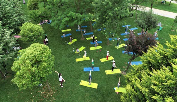 Çocuklar Başiskele sahilinde spor yaptı