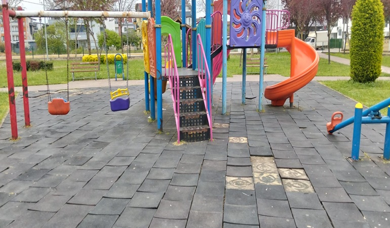 Çocuklar düşüyor! Bu parka el atın