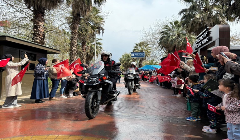 Çocuklar Yunus polislerin etrafını sardı!