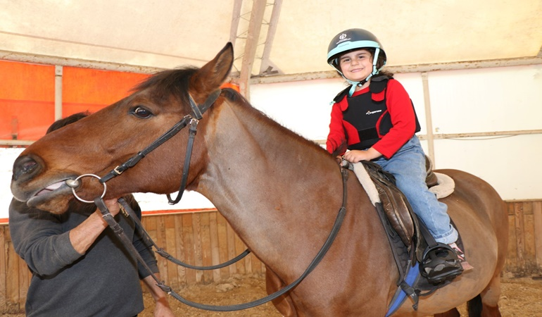 Çocuklara ücretsiz at binme eğitimi