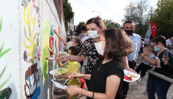 Çocuklardan Fatma ablalarıyla İzmit’in duvarlarına renkli dokunuşlar 