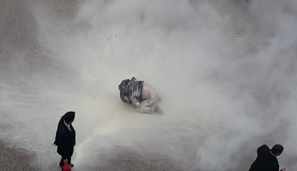 Çocuklarım aç dedi, valilik önünde kendini yaktı