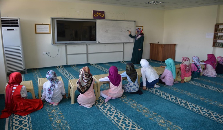 Çocuklarımızı yalan ve iftira saçan tarikatlara mı teslim edeceğiz?