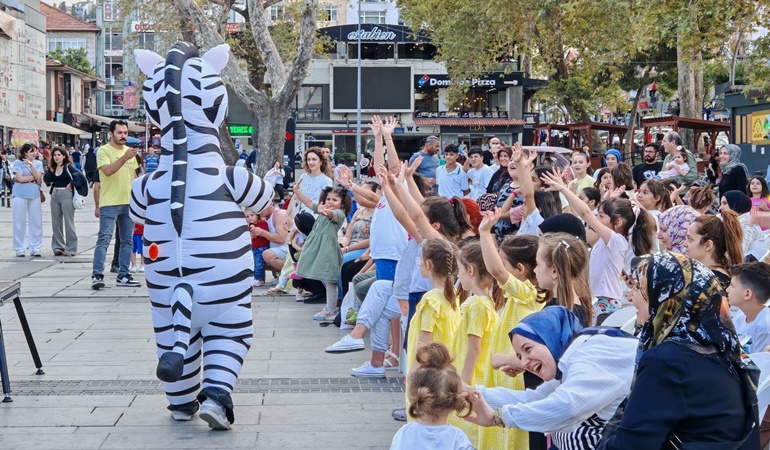 Çocukların sesi Gölcük Anıtpark’ta yankılandı