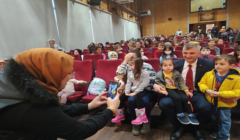 Çocukların tiyatro sevgisi bir başka güzel