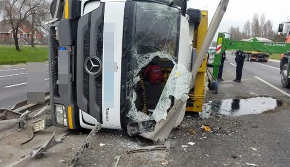 Çöp kamyonu devrildi: 1 ölü, 1 yaralı