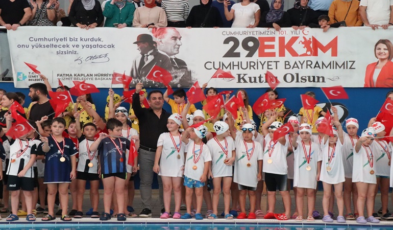 Cumhuriyet Bayramı Yüzme Yarışları’nda kıyasıya mücadele