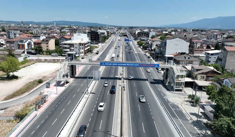 D-100 üzerindeki yeni yaya üstgeçidi tamamlandı