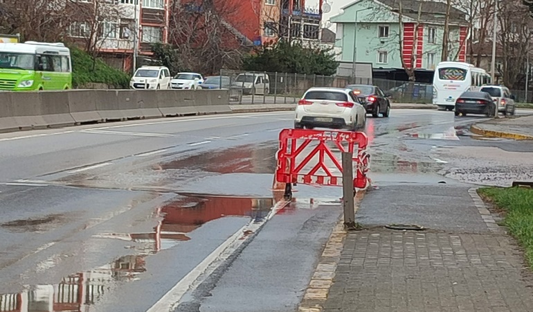 D-130’da kazaya davetiye çıkaran su birikintisi!