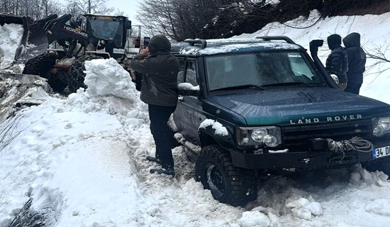 Dağ başında araçları kara saplandı