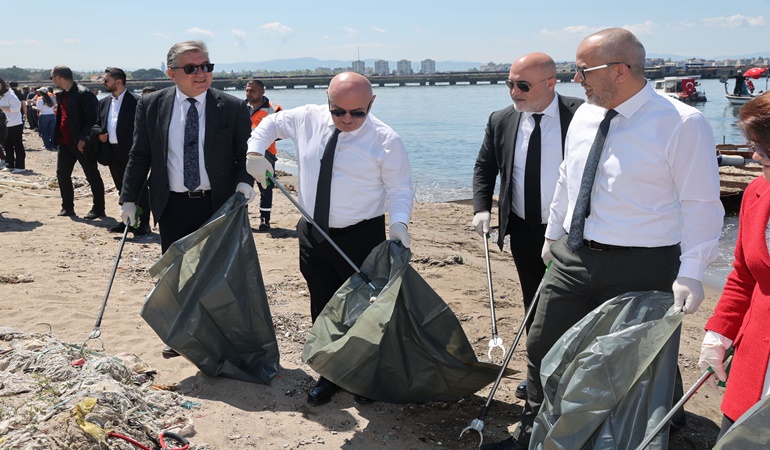 Darıca’da Başkan Bıyık öğrencilerle sahili temizledi