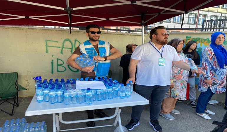 Darıca’da LGS’ye giren öğrencilere ve ailelerine su ikramı
