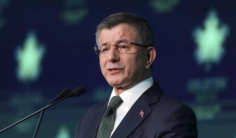 Davutoğlu AKP'yi ahlakla vurdu, yeni anayasa ile ilgili de kapıyı açık bıraktı