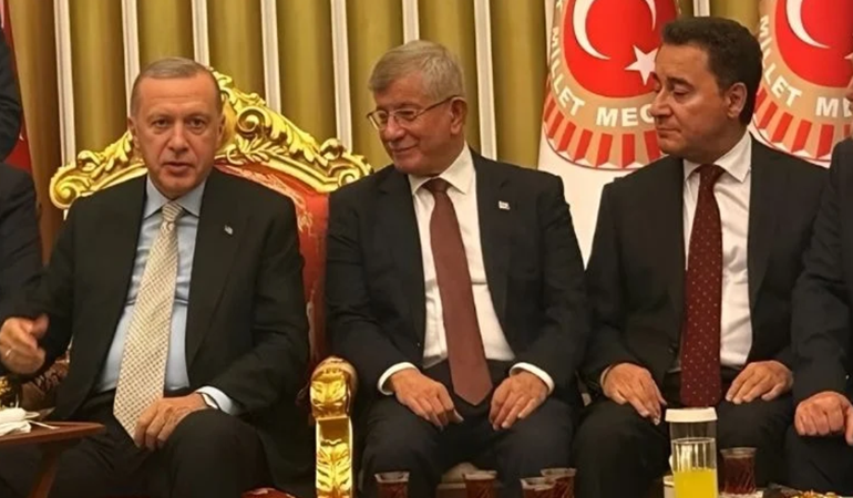 Davutoğlu, Erdoğan gel dese koşacak!