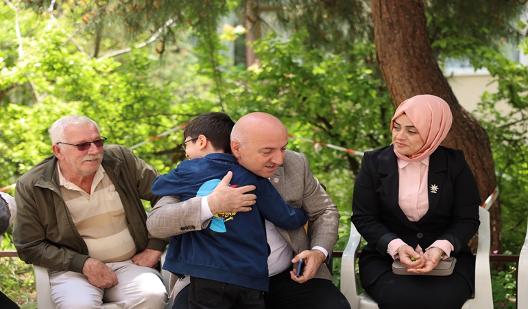 Dedikodu siyaseti yapmıyor, eser siyaseti yapıyoruz