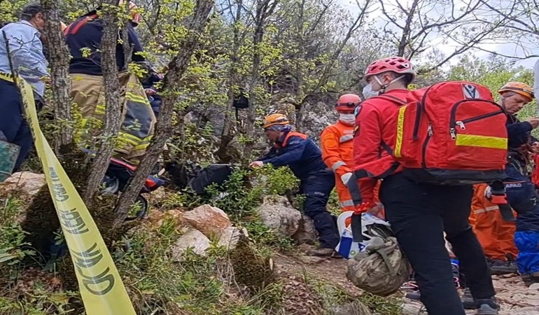 Define aramak için girdikleri mağara 3 kişiye mezar oldu