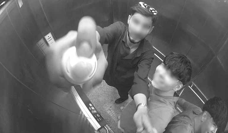 Delinin zoruna bak! Kameraya köpük sıktı