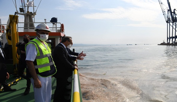 Deniz salyası temizleme çalışmalarını inceledi