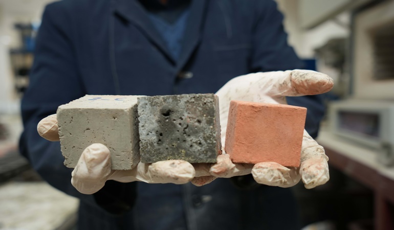 Denizden çıkarılan çamurdan tuğla ve balata üretiliyor