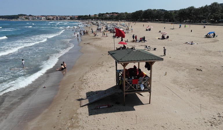 Denize giren 110 vatandaşın daha hayatını kurtardılar