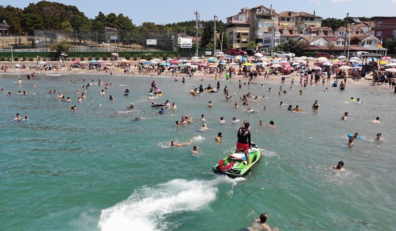Denize giren 26 vatandaş daha son anda boğulmaktan kurtarıldı