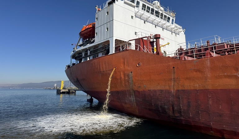 Denizi kirleten gemi böyle yakalandı!