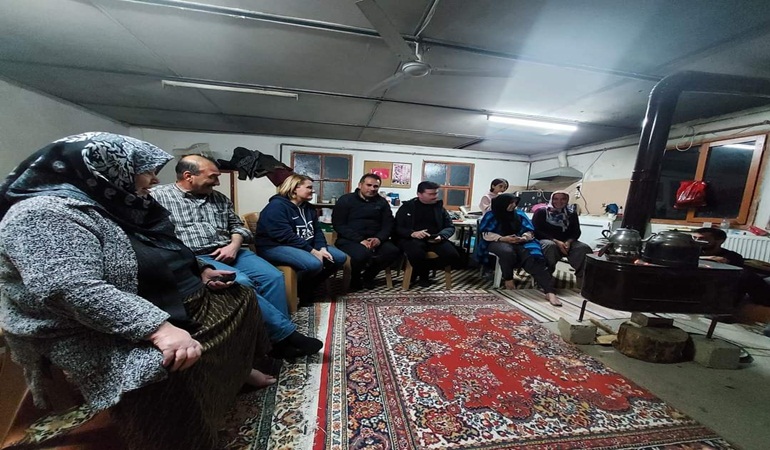 Deprem bölgesinde uzanabildiğimiz her ele dokunmaya çalışıyoruz