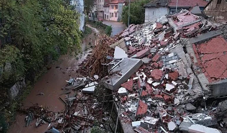 Depremde gök gürültüsünü andıran ses kokuttu